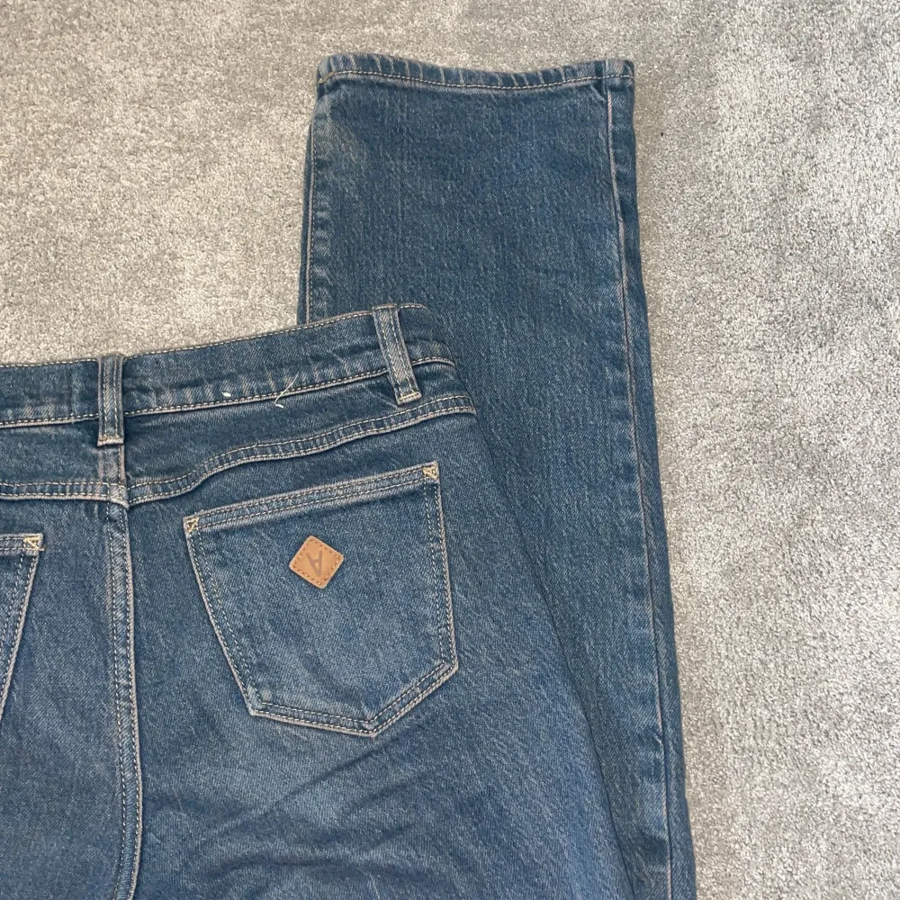 Snygga blå jeans från Abrand Jeans i modellen A '99 Low Straight. De har en klassisk femficksdesign och låg midja. Perfekta för en avslappnad stil med en rak passform.. Farkut & Housut.