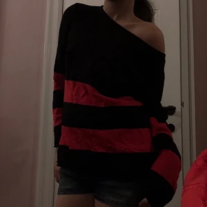 Svart och röd randig tröja - Svart och röd randig tröja köpt i paris