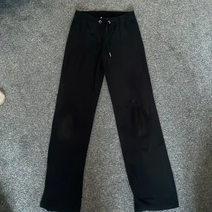 Svarta mjukisbyxor med snörning - Säljer ett par svarta mjukisbyxor med snörning i midjan. Byxorna har en loose passform och är perfekta för en avslappnad stil. De är tillverkade i ett mjukt material som ger en bekväm känsla hela dagen. ❤️