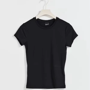 Soft touch top gina - Säljer en svart soft touch t shirt från Gina tricot. Knappt använd då den är för liten för mig, nypris 169kr💕