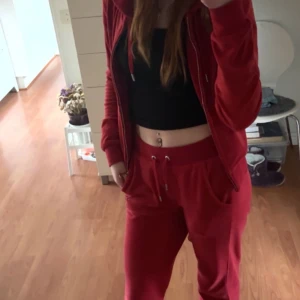 Röd mjukis sett från Juicy Couture - Säljer ett snyggt rött mjukis sett  från Juicy Couture i bra skick. Säljer då jag inte använder det längre. Stl xs❤️pris kan diskuteras 