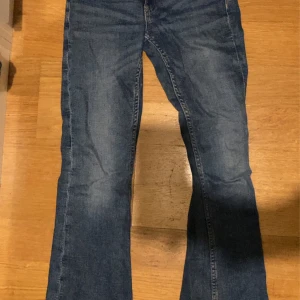 Blå jeans med bootcut - Hej! Jag säljer ett par blå bootcut jeans från Gina young, dem är använda ett par enstaka gånger och är väldigt sköna. Säljer då den är lite förstora för mig .