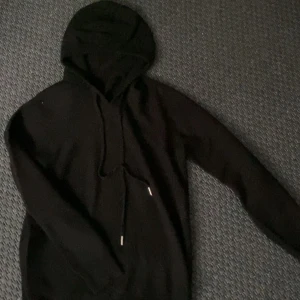 Svart merinoull ull tröja - Säljer en klassisk svart merinoull tröja som är väldigt bekväm att ha på sig. Tröjan passar dessutom bra med nästan vad som helst, ett måste i garderoben!Tröjan är perfekt för dig som söker grisch/laidback kläder. Tröjan är i helt nytt skick, använd två gånger bara. Säljer tröjan då den är för liten för mig.