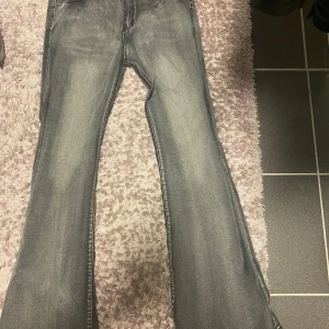 Grå jeansbyxor - Snygga grå jeansbyxor med en klassisk femficksdesign. De har en dragkedja och knapp framtill. Perfekta för en avslappnad stil. Är storlek L men passar även perfekt om man är M ( lågmidjade) 