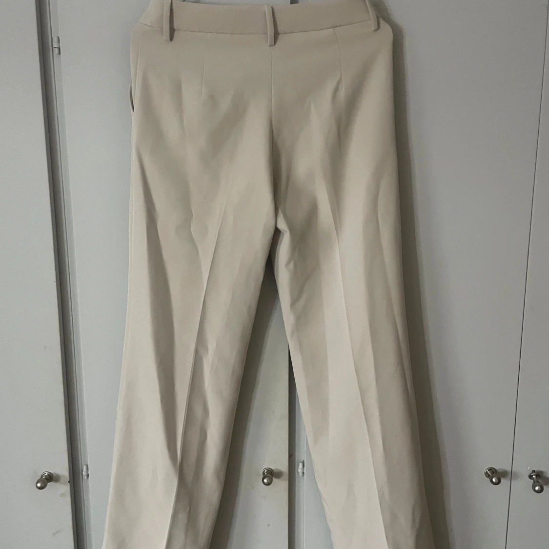 Beige kostymbyxor från bikbok  - 2