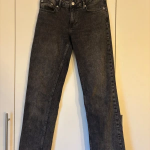 Svarta jeans från Nelly - lågmidjade grå/svarta jeans från Nelly, det står ingen storlek men har för mig att det är storlek 36 men passar även 38. jag är 170 cm lång och de passar mig bra i längden. säljer dessa för att de är inte riktigt min stil med straight jeans. använd 1 gång!