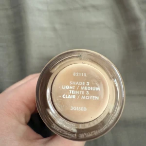 Elf halo glow - Foundation i nyans 3 Light/Medium, perfekt för en naturlig look. Kommer i en praktisk flaska som är lätt att använda. Passar för daglig användning och ger en jämn hudton.