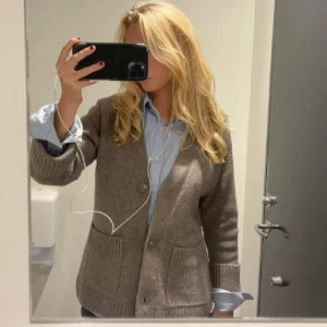 Beige kofta från Wera - Säljer denna supersnygga koftan från Wera. Helt slutsåld och svår att få tag på. Najs till kyliga sommarkvällar eller o ha i skolan. Inga defekter eller tecken på användning😁 lite lite nopprig men man kan enkelt ta bort    lånade bilder!!