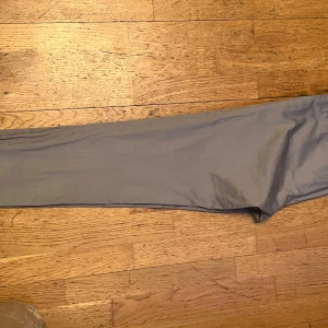 Beige byxor från Filippa K - Snygga beige byxor från Filippa K i en klassisk stil. Byxorna har en rak passform och är tillverkade i ett mjukt material som ger en bekväm känsla. Perfekta för en stilren look.