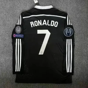 Svart fotbollströja med Ronaldo 7 - Snygg svart fotbollströja från Adidas med Ronaldo och nummer 7 på ryggen. Tröjan har vita detaljer och långa ärmar med tre ränder längs ärmarna. Perfekt för fotbollsfans!