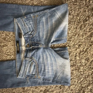 Blå jeansbyxor från Goldsign - Assnygga vintage låga jeans i fint skick! Säljer endast då de var för långa för mig💕 midjemått: 37cm Innerbenslängd: 81cm ‼️pris kan diskuteras vid snabb affär‼️ 