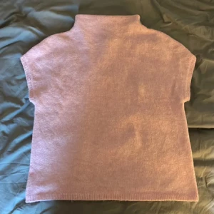 Rosa stickad topp - Säljer en söt rosa stickad topp med korta ärmar.🥰🥰. Storlek S. Hör av er vid funderingar⭐️