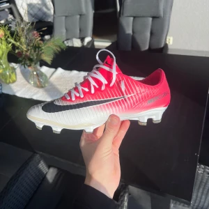 Nike Mercurial Vapor 11 Elite - Nike Mercurial Vapor 11 Elite fotbollsskor i jätte bra skick, bara lite av skin som gått av vid hälen (inga problem över huvudtaget) storlek 42