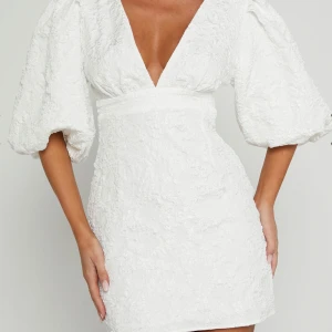 Studentklänning Showpo - Säljer den så snygga trendiga studentklänningen från showpo. Helt slutsåld på hemsidan i storlek 36. Elegant vit klänning med v-ringning som känns så lyxig. ENDAST TESTAD, prislapp kvar! 