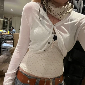 Blommig Brandy Melville Linne - Säljer mitt blommiga brandy linne med knappar! superskön och mysig, 100% bomull och använd max 5 gånger. stretchig så passar xs-m