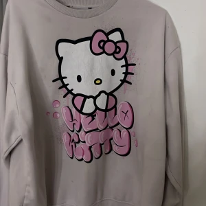 Baby rosa Hello Kitty tröja. - Säljer denna nästan oanvända hello Kitty tröja, har några osyn bara fläckar men annars jätte fin, lappen finns inte men storleken ligger mellan M/L
