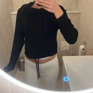 Svart hoodie från Gina Tricot - Säljer en svart hoodie från Gina Tricot i storlek S. Den har en klassisk design med luva  och dragsko samt långa ärmar. Perfekt för en avslappnad stil. 🖤aldrig använd