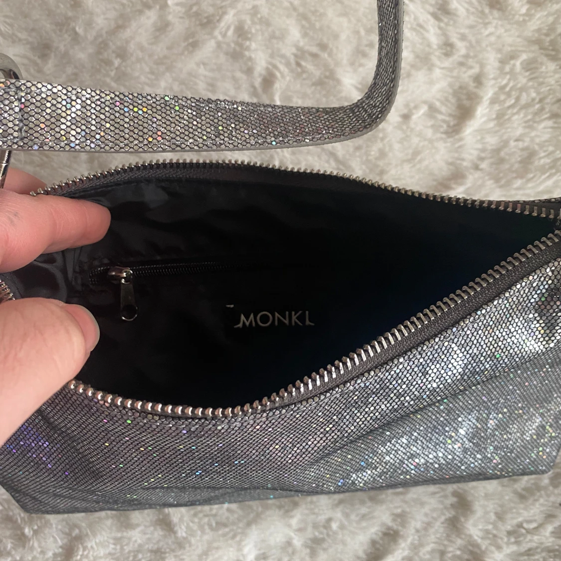 Glittrig silver axelväska från Monki - 1