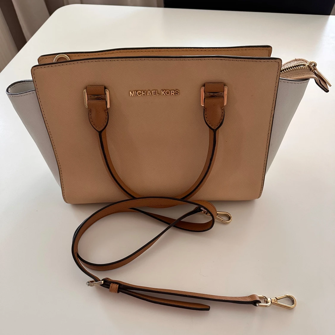 Beige och vit handväska från Michael Kors - 4