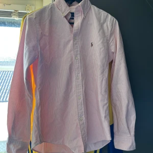 Rhalp Lauren skjorta  - Säljer min rhalp Lauren skjorta. Super bra skick,inga defekter. 