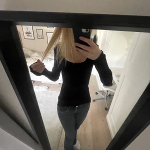 Svart långärmad tröja ifrån BIKBOK - Säljer en super snygg tröja ifrån BikBok. Den är urringad och har en slit på båda sidorna!! Den är i bra skick nästan aldrig använd då jag tycker den är lite för stor💓 priset kan diskuteras!!