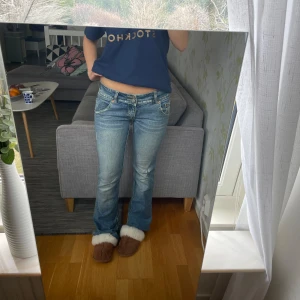 Jeans lowwaist utsvängda lågmidjade  - Jeans, midja (rakt över): 38cm innerbenslängd: 82cm