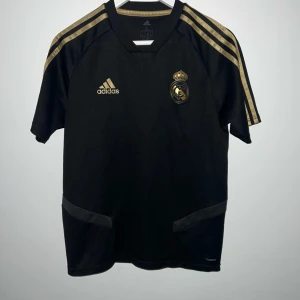 ‼️Giveaway ‼️ - Snygg Real Madrid tröja ❗️gratis❗️                                              För att delta i tävlingen:                                                                      Följ Hot Closet på plick och TikTok och gilla inlägget