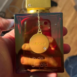 Club de Nuit Untold från Armaf - Säljer nu en riktigt god parfym från Dubai, som kanske bara parfymnördar känner till. Den är otroligt god, och har en festlig aura. Club de nuit av Armad är något man inte hittar i Sverige på de vanliga affärerna som Åhléns, vilket gör den väldigt unik. Det är 95% kvar av parfymen i flaskan, och den köptes för 530kr.