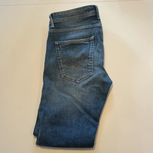 Replay slim fit jeans - Säljer nu ett par blåa replay jeans. Modellen är WILLBI vilket är deras regular slim fit modell och storleken är W28/L30. De är i fint skick och har inga hål eller fläckar. Tveka inte på att höra av er om ni är intresserade eller undrar något. Priset kan såklart diskuteras vid snabb affär 🤙