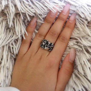 Silverfärgad dödskallering - Säljer en cool silverfärgad ring med flera detaljerade dödskallar runt om.💘. Storlek 17!