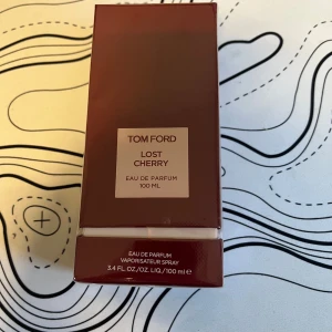 Tom Ford Lost Cherry Eau de Parfum 100 ml - Säljer en lyxig parfym från Tom Ford, Lost Cherry, i en elegant röd förpackning. Flaskan innehåller 100 ml Eau de Parfum. Perfekt för den som älskar en djärv och fruktig doft. Om du har några frågor, skriv gärna. Priset kan sänkas vid snabbaffär.