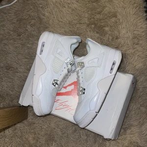 Vita Nike Air Jordans -  Som ni ser på bilderna skorna är helt nya! Vill bli av med dem för att de är små för mig. 