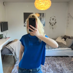 Snygg blus  - Super snygg unik blus i mycket bra skick. Blusen har en dragkedja bak i silver. 