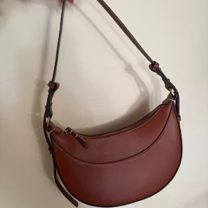 Väska mango - Fin väska från mango, bra skick! Acelbandet går att reglera så man kan ha den både på axeln och crossbody🥰liknar Poléne väskan