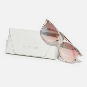 Michael Kors solglasögon x Avellino dusty coral - Har ba använt några gånger den har en liten skrapa men som int synd på användning.   Glasögonform: Fjärilsformad Mönster: Färggradient Toningsgrad: Medium (kategori 2) UV-skydd: Ja Glasögonfodral: Hårt