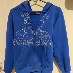 Gurkis X youspoo Rhinestone hoodie i bra skick! - Snygg blå hoodie med dragkedja och en glittrig design framtill. Perfekt för en cool och avslappnad stil. Den har en bekväm huva och skön att ha på sig! Väldigt bra skick!