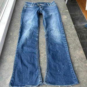 Bootcut Lee jeans y2k - Supersnygga bootcut, lowwaist y2k Lee jeans med coolt ”knäppe”. Har tyvärr ingen bild på då jeansen inte passar mig💕de har några ”fläckar längst ner som syns på första bilderna. De är avklippta längst ned. Innerbenslängd: 76 cm midjemått: 40 cm midjehöjd: 21 cm