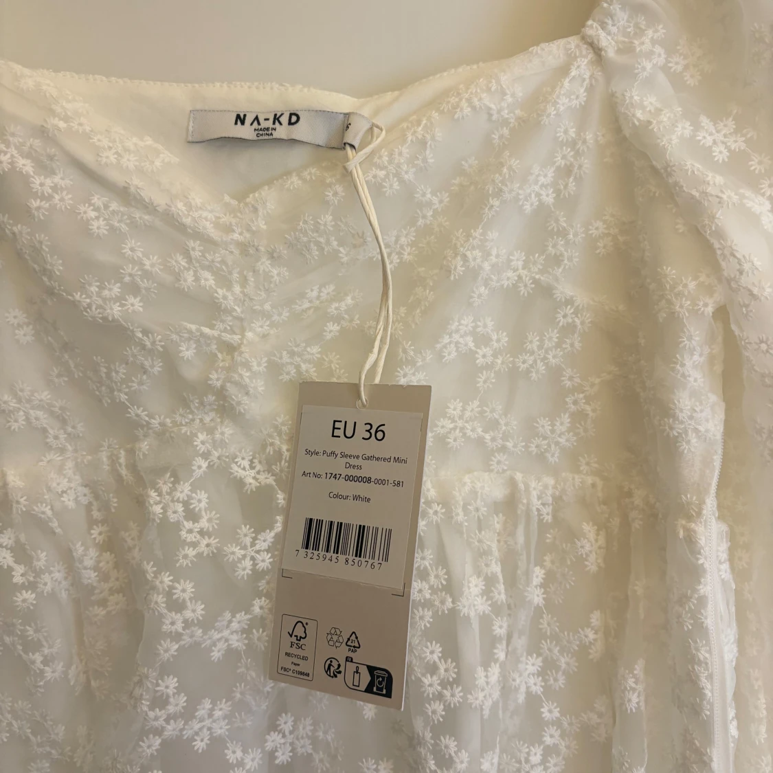 Vit blommig klänning från NA-KD - 3