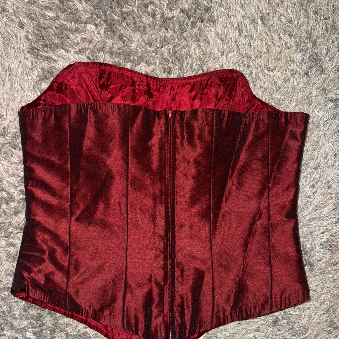 Vinröd korsett med blommig brodyr - 1