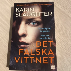 Det falska vittnet - Spännande deckare av Karin Slaughter. Boken handlar om Leigh Collier, en försvarsadvokat vars förflutna kommer ikapp henne när hon försvarar en man anklagad för våldtäkt. En psykologisk thriller fylld med oväntade vändningar och intensiv spänning. Jag är bokens första ägare så väldigt bra skick!!❤️❤️Frågor går jätte bra att ställa och pris kan diskuteras!!❤️‍🔥❤️‍🔥🔥🔥