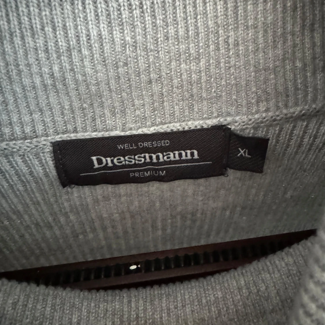 Grå polotröja från Dressmann - 2