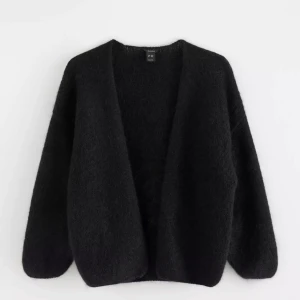 Svart kofta från Lindex - Säljer en stilren svart kofta från Lindex. Koftan har en öppen design utan knappar och långa ärmar. Koftan är helt ny och oanvänd köpte den för 899 och säger den för 799. 