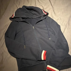 Moncler zip hoodie - Säljer min mörkblå moncler zip hoodie den är i jättebra skick och den är i storlek s skriv till mig om du är intresserad 