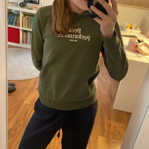 Grön hoodie från Peak Performance - Säljer en snygg grön hoodie från Peak Performance. Använd men inga defekter💗