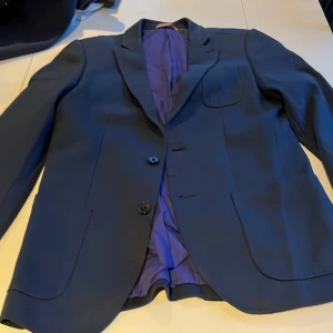 Blå kavaj från Kiomi - Snygg blå kavaj från Kiomi med klassisk design. Kavajen har två knappar framtill och en bröstficka. Perfekt för en stilren look.