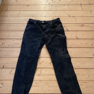 Studio total Jeans - Gott skick! - Säljer dessa stilrena jeans från studio total till ett bra pris kontra skick! Vid funderingar kring pris eller fler bilder så är det bara att kontakta mig! Kolla även in min sida. Säljer kläder sjukt billigt och då har du chansen att köpa bundles… Med vänlig hälsning, 👋  
