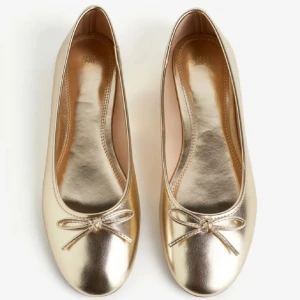 Guldiga ballerinaskor med rosett - Jätte söta ballerina skor perfekta till studenten eller andra tillställningar💕