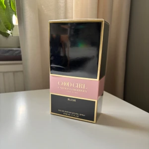 Carolina Herrerra, good girl blush, 50 ml - Good Girl Blush från Carolina Herrera, 50 ml. Föll inte mig i smaken och fick två st. Helt oöppnad som man ser på plasten, köpt på Lyko. Original pris ligger på 1 420kr, se sista bilden. Pris kan diskuteras😃