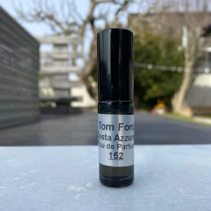 Tom Ford Costa Azzurra (Endast testad) - Säljer en elegant Tom Ford Costa Azzurra Eau de Parfum. Perfekt för att ta med på resan eller ha i väskan.  Den är en fräsch sommar doft. Köptes för 450 men säljer för 259när den är nästan helt full. Skriv vid frågor