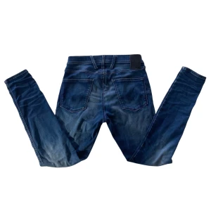 Mörkblå Replay Jeans - Snygga blå jeans från Replay med Hyperflex för extra komfort och stretch. De har en klassisk femficksdesign och knappgylf. Perfekta för en stilren look. De är i storleken W28 L30. Modellen är bronny som är nästan som anbass. Kom gärna med prisförslag eller frågor😇👖